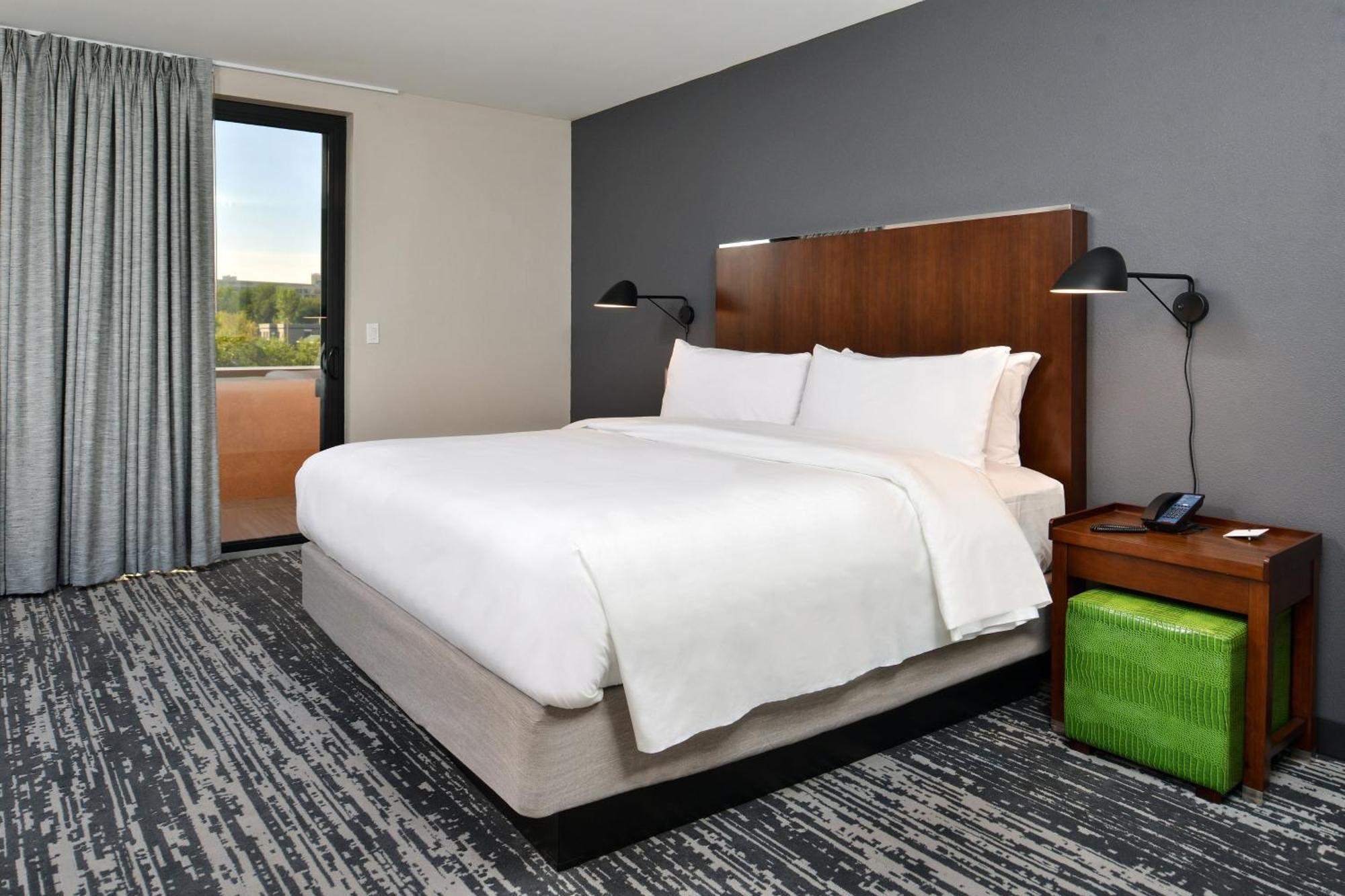 Hotel Four Points By Sheraton Midtown 3*